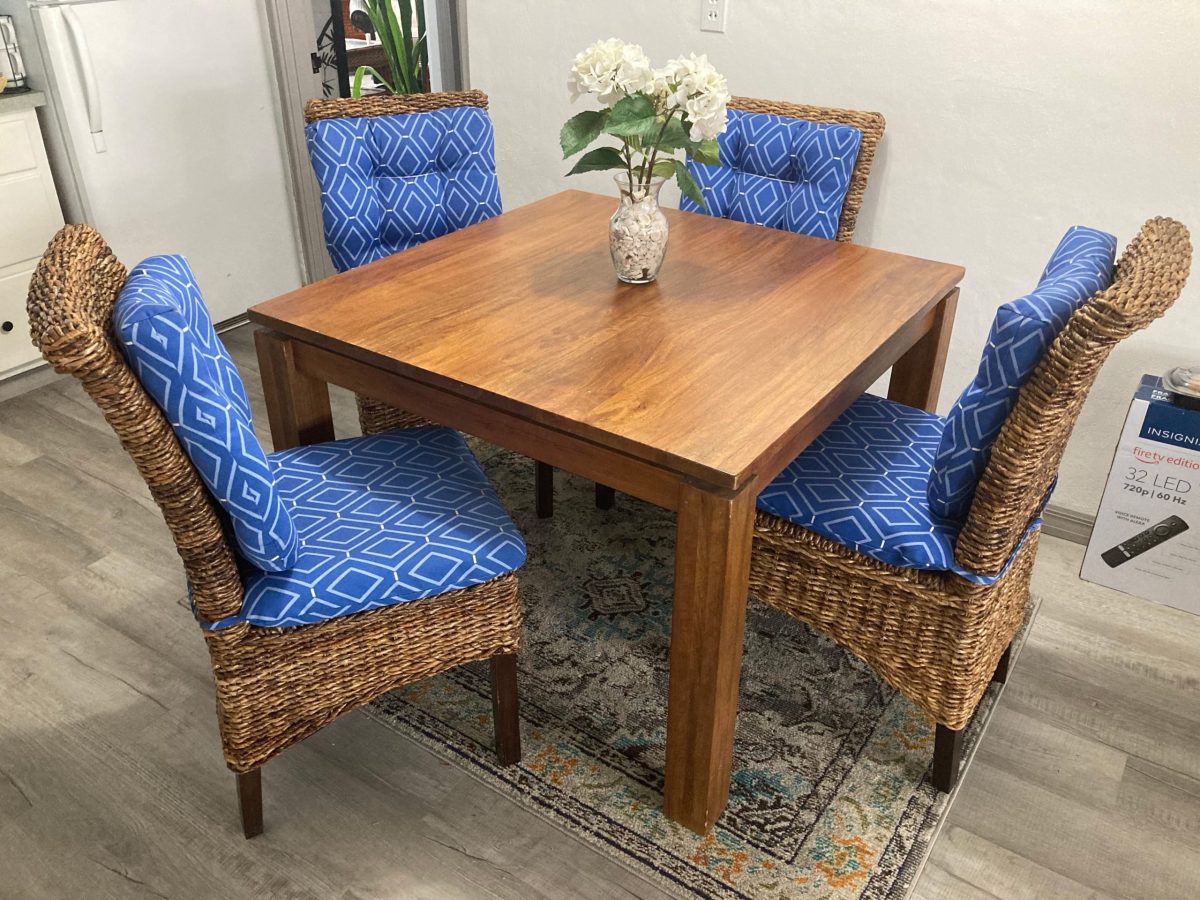 Borneo Showroom Dining Set