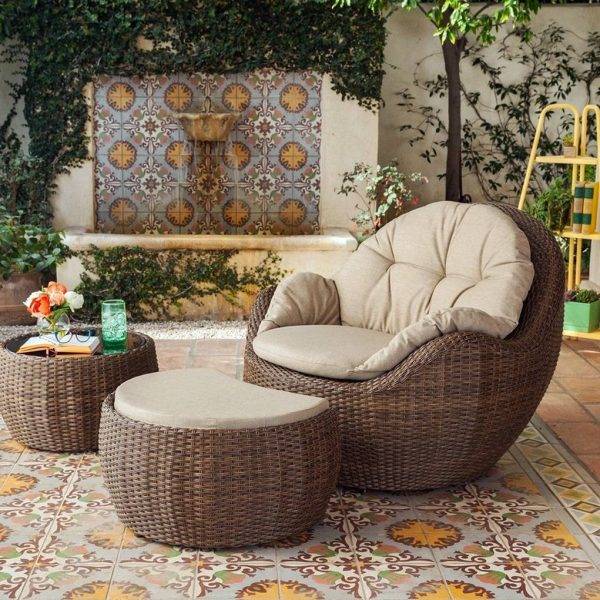 The Vitali Lounge Chair and Ottoman Set features hand-woven resin wicker over heavy duty aluminum rust resistant framing. The Lounge Chair and Ottoman includes generous, extra deep cushioning, creating the added comfort known from Royal Garden.