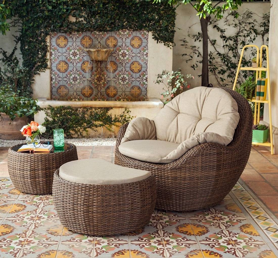 The Vitali Lounge Chair and Ottoman Set features hand-woven resin wicker over heavy duty aluminum rust resistant framing. The Lounge Chair and Ottoman includes generous, extra deep cushioning, creating the added comfort known from Royal Garden.