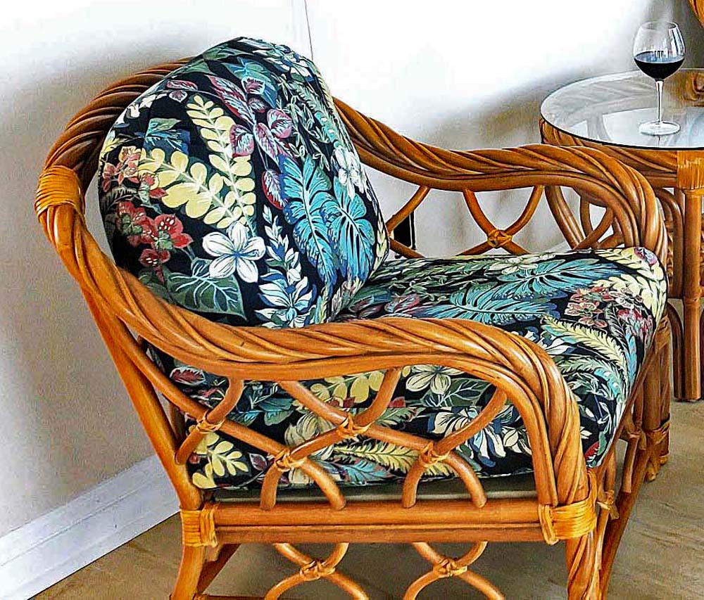 NEW TWIST LIVING ROOM ARM CHAIR